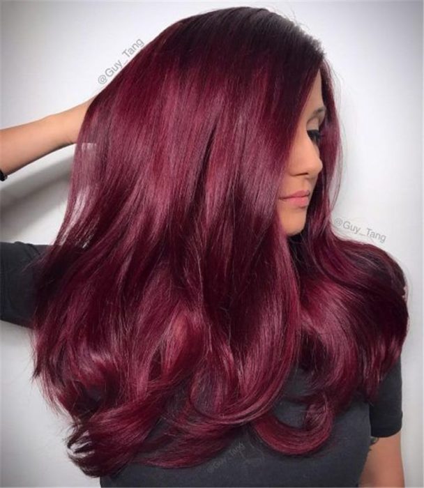 Chica con el cabello teñido de color rojo vino
