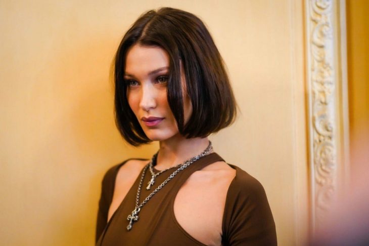 Chica con el cabello teñido de color café oscuro
