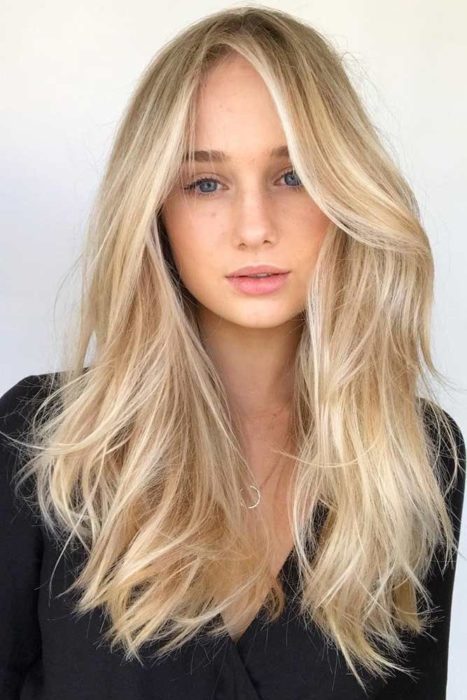 Chica con el cabello teñido en tono rubio natural
