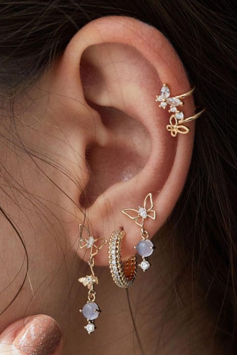 Aretes alrededor del oído