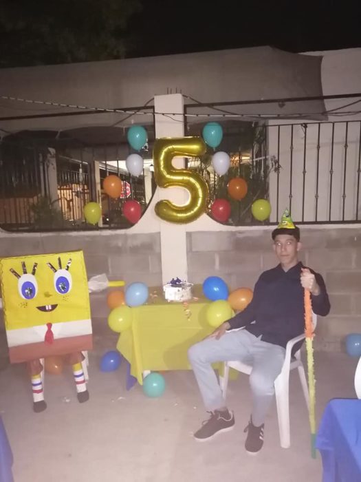 Niño junto a una piñata de Bob Esponja celebrando su cumpleaños #5