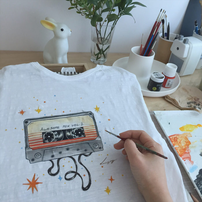 Camiseta blanca con diseño de cassette