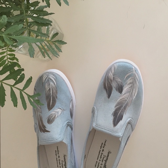 Tenis estilo vans en tono azul cielo con diseño de plumas