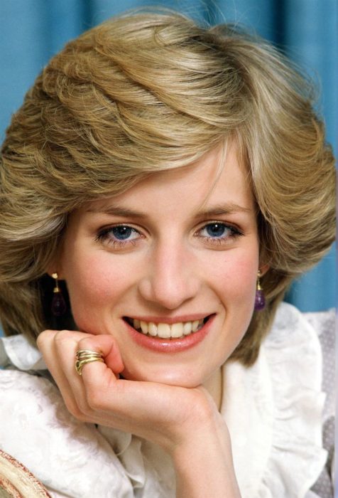Lady Di sonriendo y con la mano en su barbilla