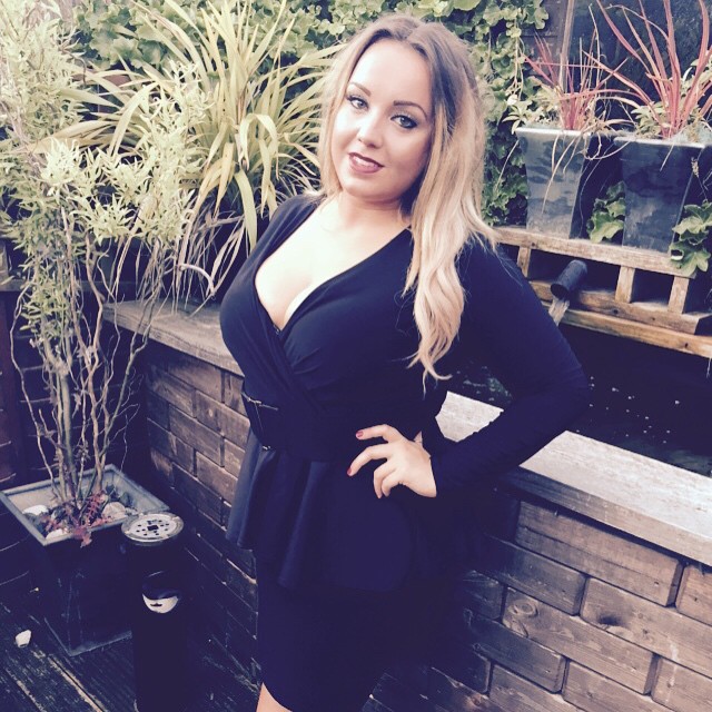 Jen Atkin en 2015 usando un vestido negro corto 