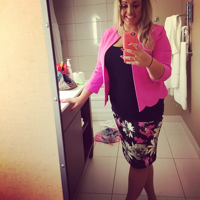 Jen tomándose una selfie
