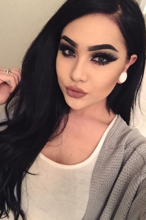 Chica con medusa piercing