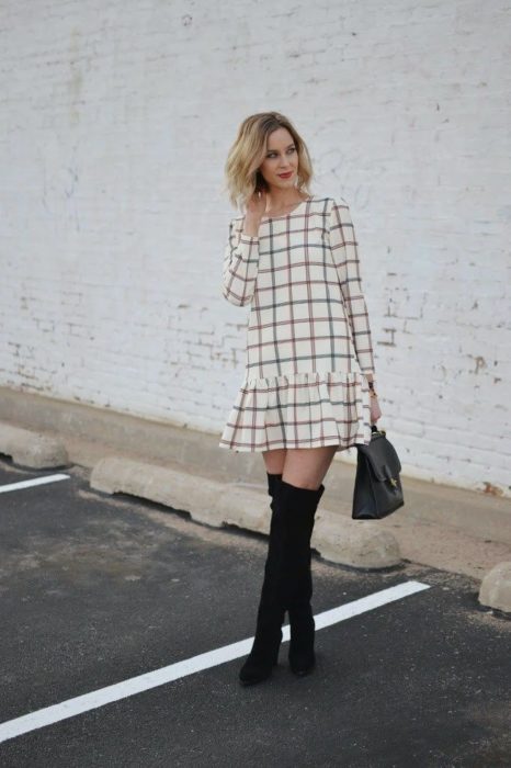 Vestido en línea A, color beige con estampado a cuadros, en líneas guindas y azules