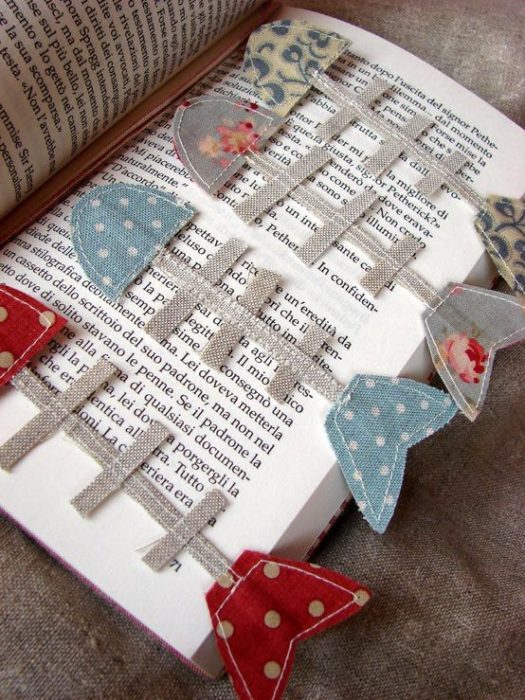 Separador de libro hecho con tela, simulando un esqueleto de pez