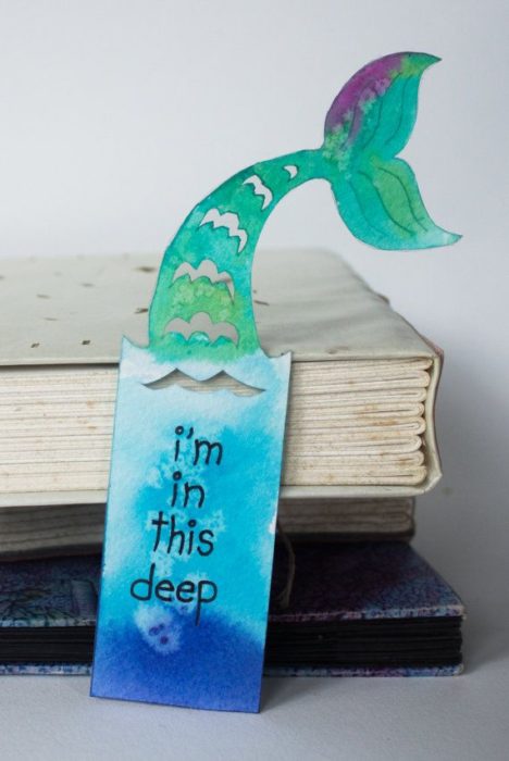 Separador de libro con forma de cola de sirena y recuadro para frase