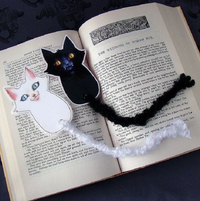 Separadores de libros con diseño de gatitos en blanco y negro y colitas de estambre