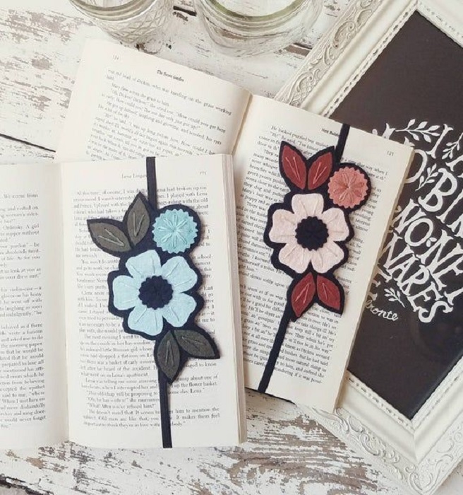 Separador de libro con flor tejida y cordón que abraza las hojas