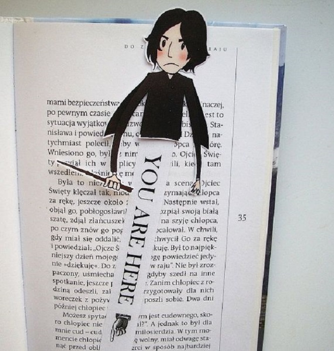 Separador de libros con la parte superior del cuerpo de Severus Snape y parte inferior con frase que indica la ubicación de la lectura