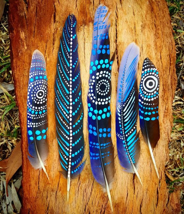 Separadores de libros hechos con plumas de pájaros decoradas