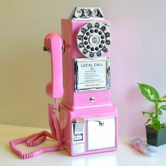 Alcancía de cabina telefónica antigua en tono rosa