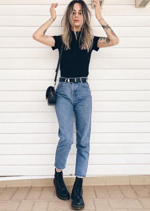 Mom jeans, botines y blusa negra básica