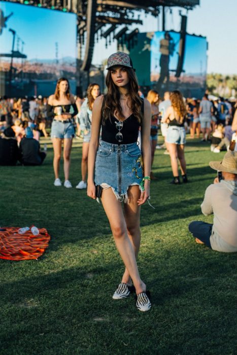 Falda de mezclilla, vans, y blusa de tirantes con gorra
