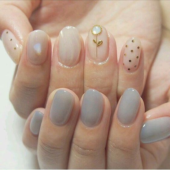 Manicura en azul cielo con una rosa blanca