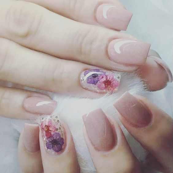 Manicura en tono rosa pastel con decoración de una uña en naturaleza muerta