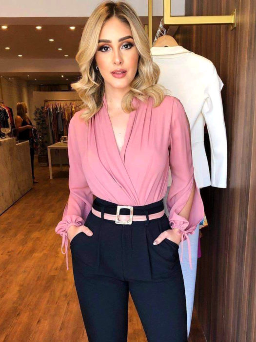 Wrap tops o blusas cache coeur color rosa, formal para la oficina y pantalón azul marino