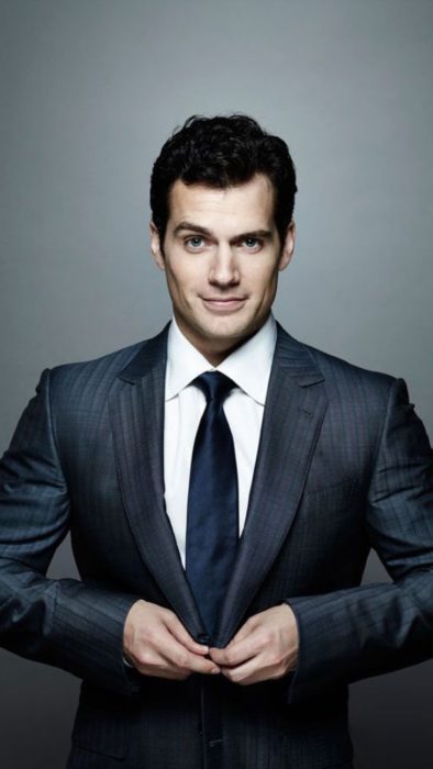 Fondo de pantalla para celular con Henry Cavill modelando un traje azul