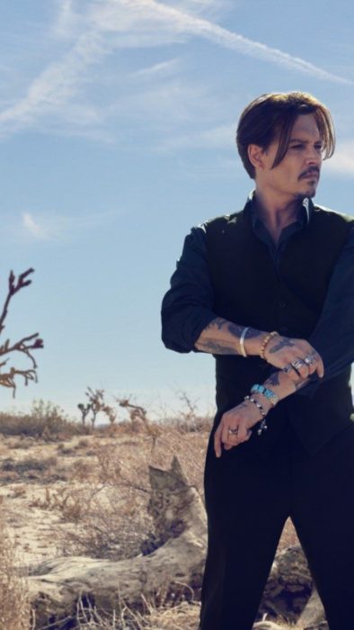 Fondo de pantalla para celular con Johnny Depp en el desierto