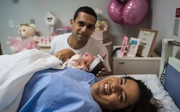Papás junto a su bebé el día en que nació 