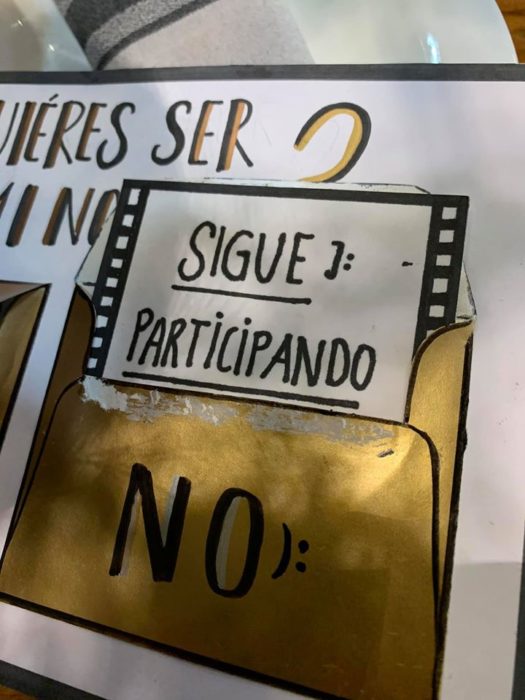 Sobre dorado con tarjeta de respuesta de sigue participando 