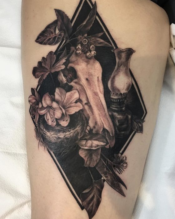Tatuaje en B&N con nido y cráneo