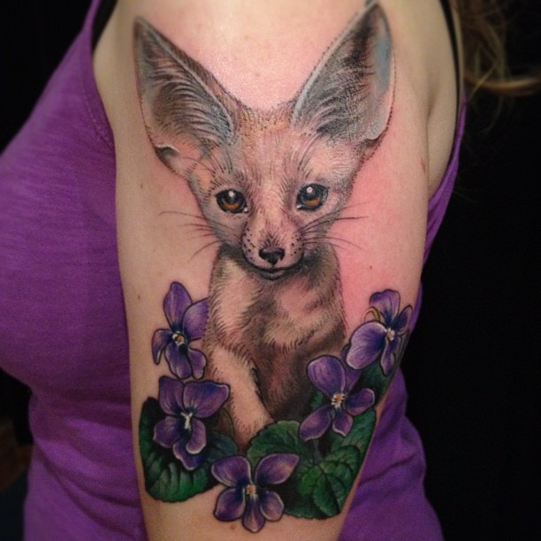Tatuaje de zorro salvaje y flores moradas