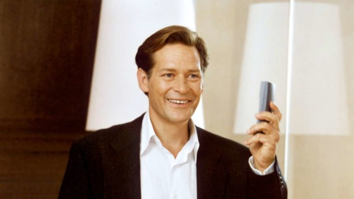 Richard Wright de la serie Sex and the City usando un teléfono celular