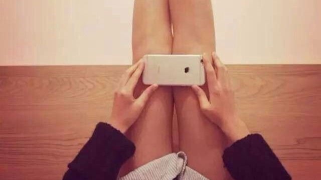 Chica midiendo el tamaño de sus piernas con un iPhone 6