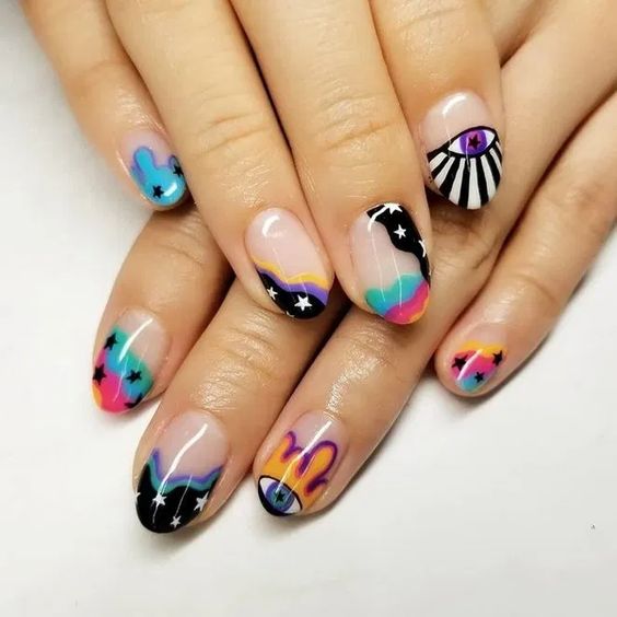 Manicura con diseño esotérico de ojos y gotas de color