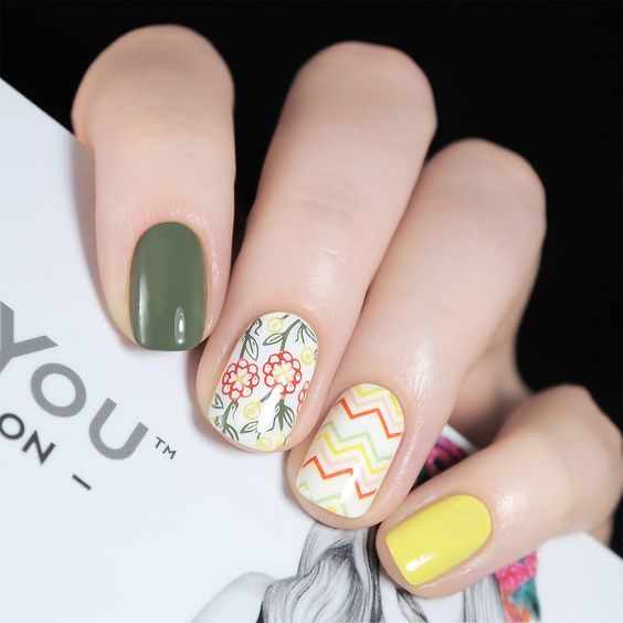 Manicura en tonos amarillo, rojo, verde olivo y blanco con decorado de margaritas a colores
