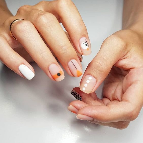 Manicura en tono piel efecto mate con diseño de tonos mostaza