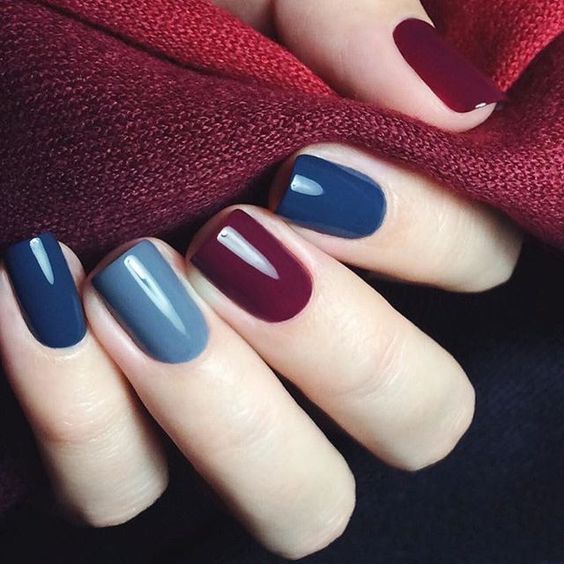 Manicura en color azul cielo, marino y grisaceo con toques en vino