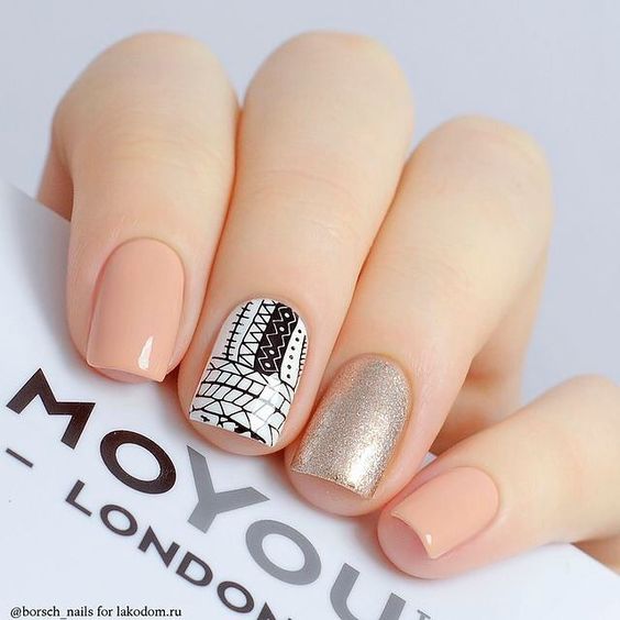 Manicura de color rosa palo con decorado plateado