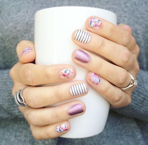 Manicura en uñas cortas con diseños de líneas y puntos negros