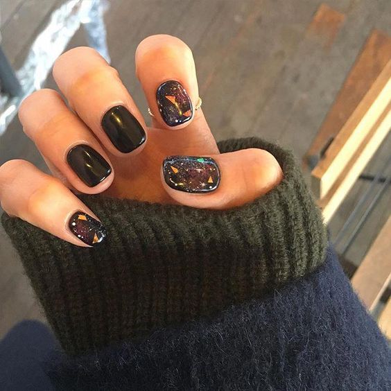 Manicura en uñas cortas con diseño inspirado en el espacio