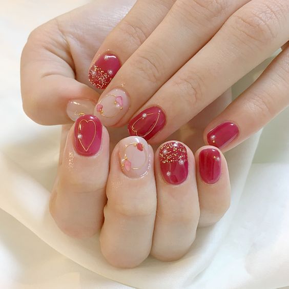 Manicura en uñas cortas efecto gelatina en tono rojo