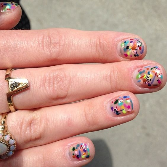 Manicura en uñas cortas con diseño de puntos a colores
