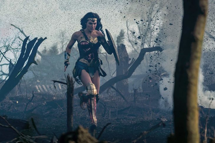 Escena de Wonder Woman, cuando Diana sale al campo de guerra