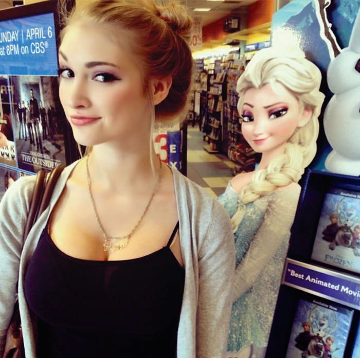 Chica posando junto a un cartel de Elsa de Frozen