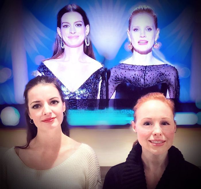Chicas sentadas frente a un monitor que proyecta a Anne Hathaway