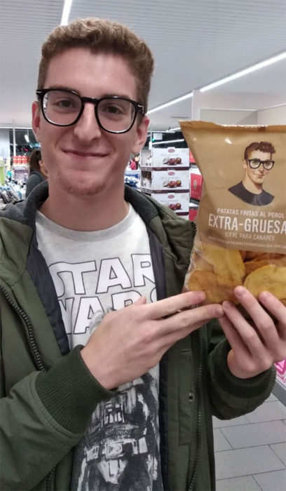 Chico sosteniendo una bolsa de frituras con estampado de u hombre similar a él