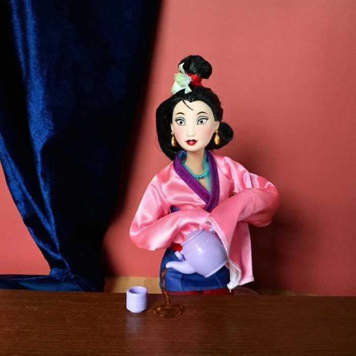 Muñecos Barbie utilizados para recrear la escena de Mulan a la hora del té 