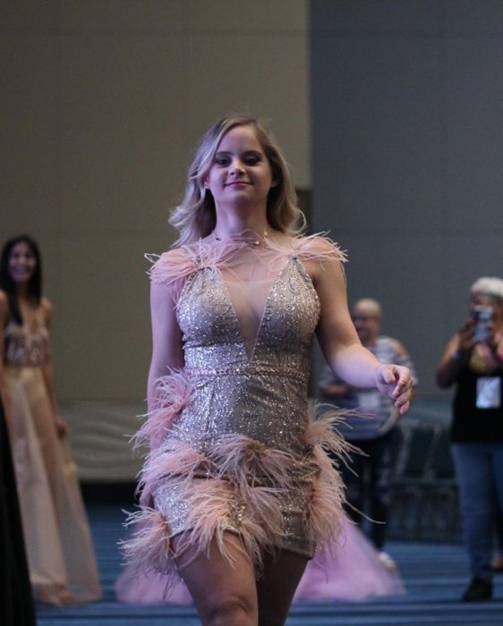 Modelo con síndrome de down, Sofía Jirau, caminando por una pasarela