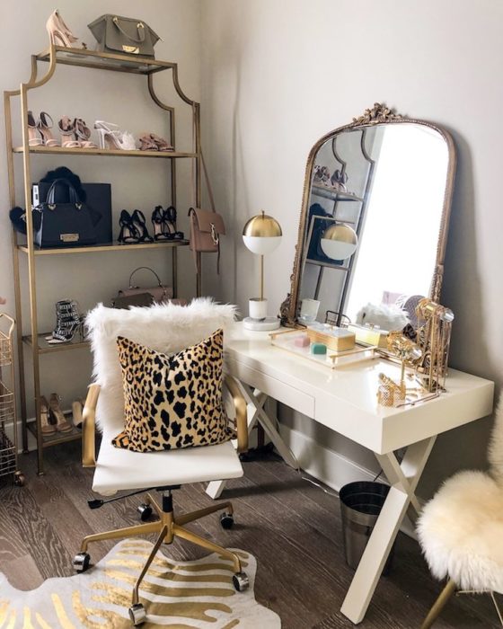 Tocador con silla giratoria en tonos blancos y dorados