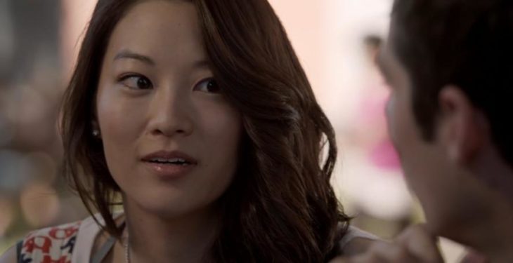 Arden Cho en Teen Wolf mirando a un chico