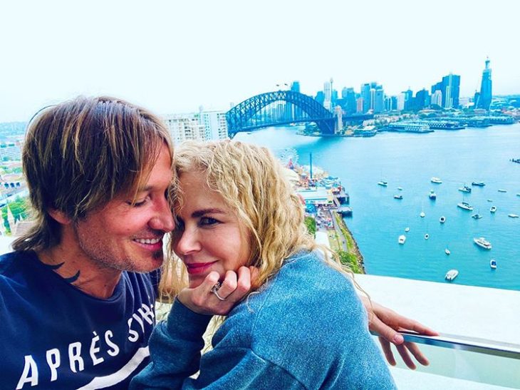 Nicole Kidman y su esposo posando en una foto mientras están en Australia 